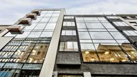 Glassfasade på moderne kontorbygg
