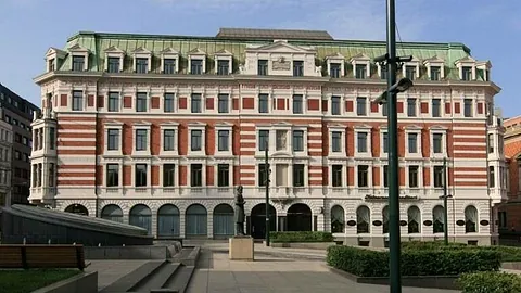 Klassisk hotellfasade med grønne detaljer