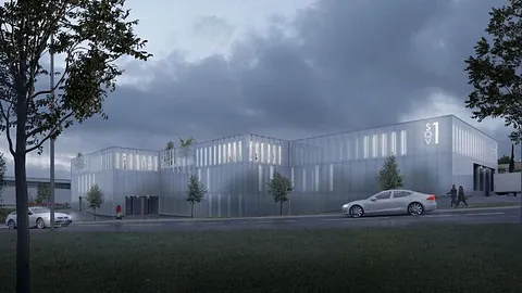Moderne industribygg i tåkelagt landskap