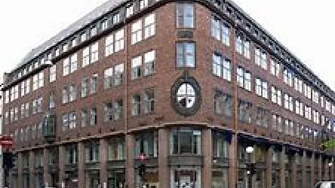 Historisk murbygg med store vinduer