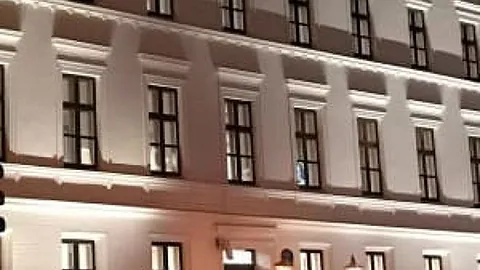 Detalj av klassisk bygårdsfasade