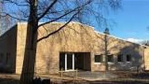 Moderne murbygg med store vindusflater
