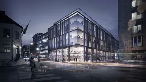 Moderne kontorbygg i kveldsmørke